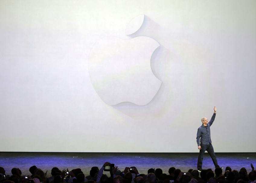 Tim Cook, Ceo Apple, saluta i giornalisti e gli addetti ai lavori durante la presentazione dei nuovi iPhone 6 (Ap)
